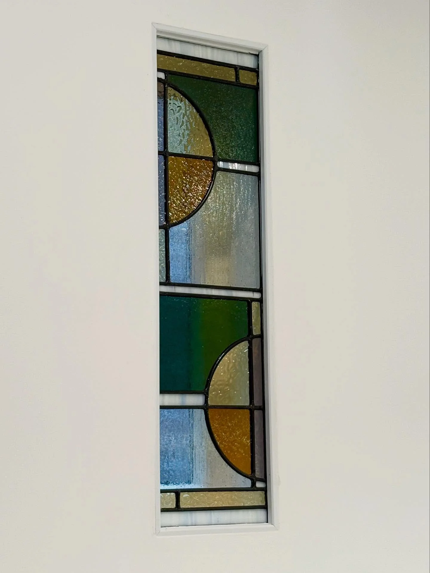 This custom, modern window in its new space! 

The homeowner&rsquo;s wished to bring some colour to this vacant window in their kitchen. They wished for a modern panel, and colours to the match the interior decor

#highparktoronto #torontodecor #gtah