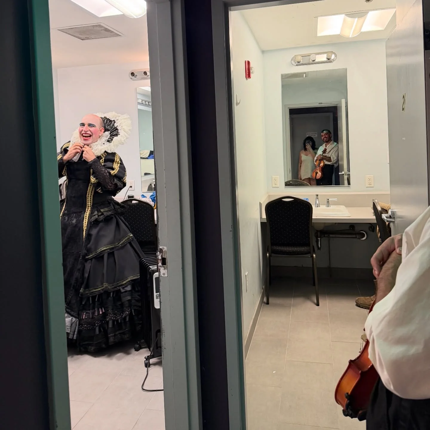 This pic by @pola.amarilla is one of my favs ever -so many similarities with Las Meninas!

Thank you, @gamavalle, for trusting this Queen for QUEERT&Aacute;STICO, all the fellow artists, the generous audience, and the whole team of @iatitheater for a