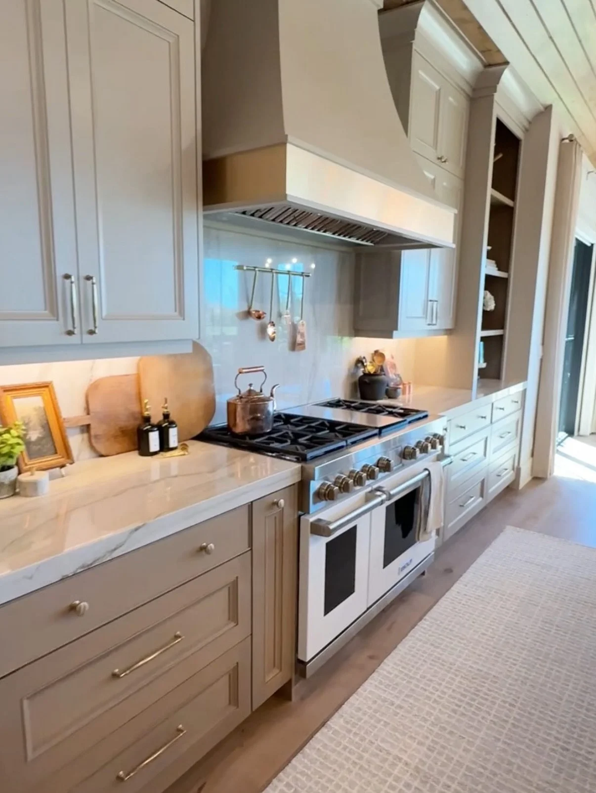 Comment LINK for the design selections and full home tour of this incredible home. 

It&rsquo;s no surprise this was one of your all time favorites this year and one of mine too!!

Build: @rasbandcustomhomes 
Design: @allisoncampbelldesign 
Featured 