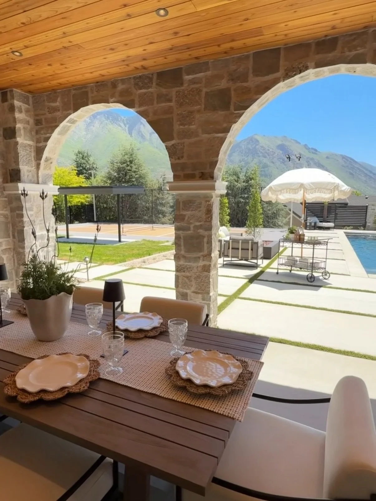 Can you even imagine these views each day?!? Yes, please!! 🙋🏼&zwj;♀️

Comment LINK for the full video walk-through on this absolutely stunning home!!

Build: @ebuildershomes 
Design: @hansendesignfirm 
Featured in: @uvparade 
Photos: @mariahkhomes 