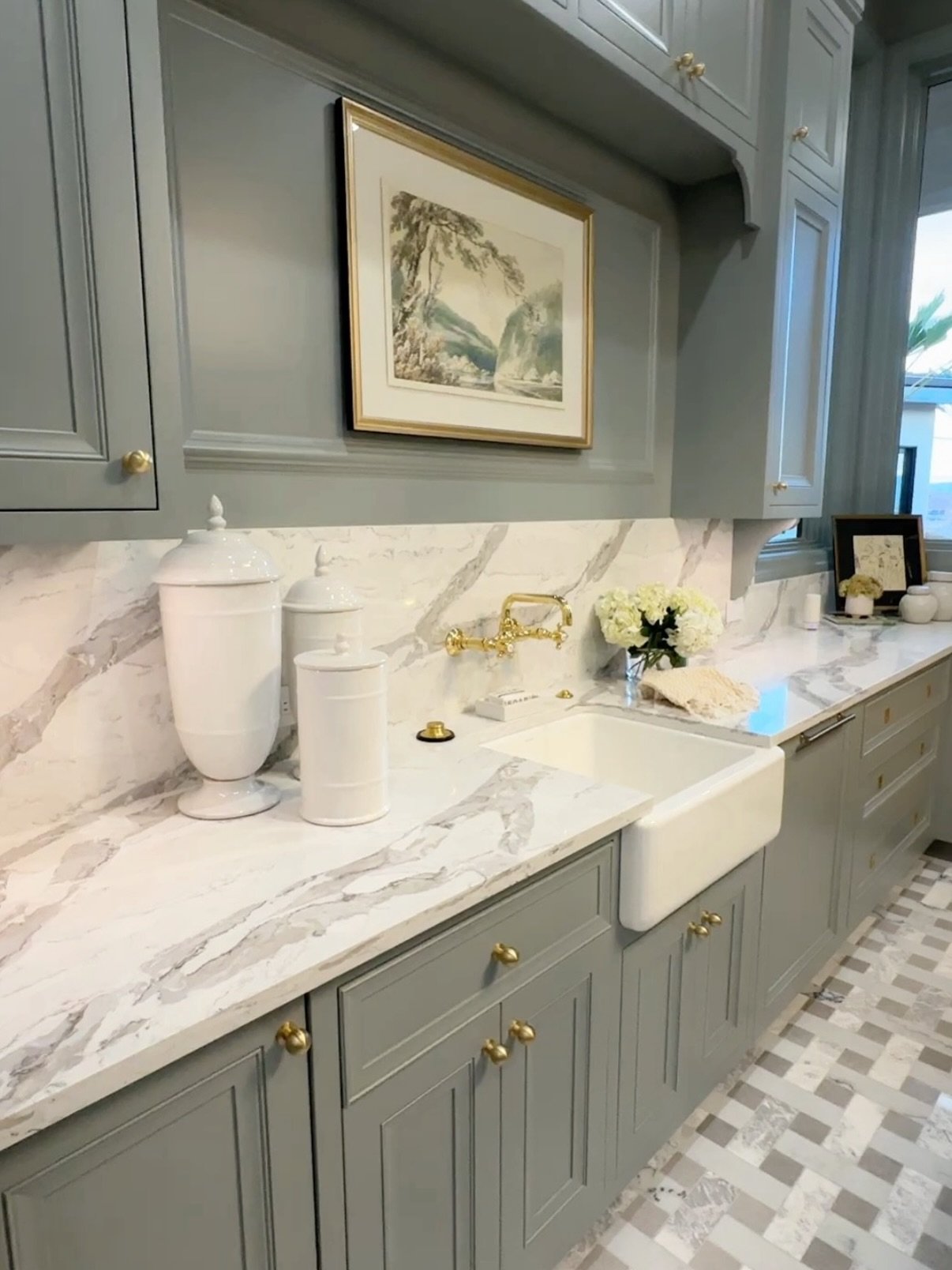 Literally counting down the days until the St. George Area Parade of homes!!!

Loved touring this home a couple of years ago, stunning! Can&rsquo;t wait to see their project this year!

Will you be attending the parade this year?

Build: @khthomes 
F