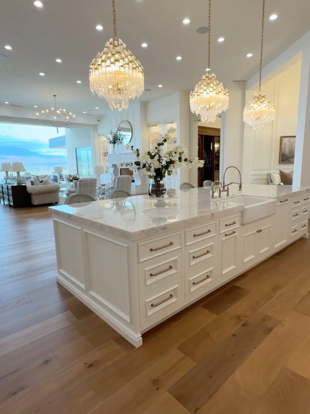 Comment LINK for more details on this incredible home!

Every space I walked into in this home had me saying oh my goodness!!!

The color drenching, the stone, the custom details, the organization, the views, wow it was all so well done!!

Comment LI