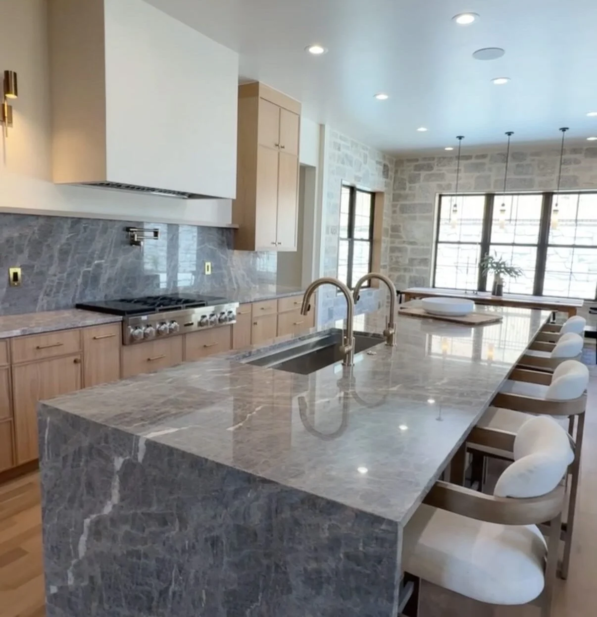 Comment LINKS for a full video walkthrough of this amazing home!

What are your thoughts on arched doorways?? Personally, I love the way arches can soften a space. They add a classic feel and make rooms look more open and inviting.

Eric and I have a