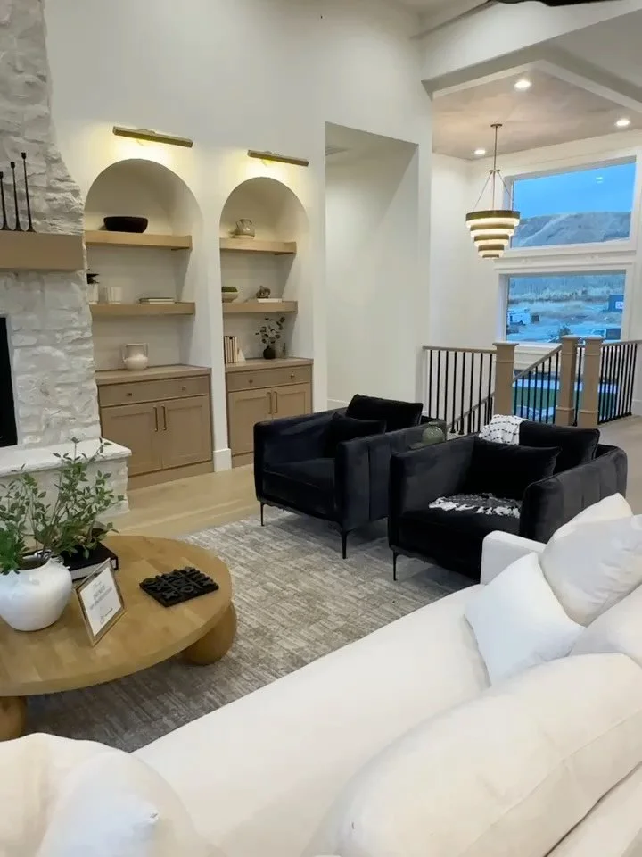 If you&rsquo;d like to see more of this gorgeous home, comment TOUR for a full walkthrough.

I loved touring this home two summers ago. The layout is so well done, especially the open kitchen with the pantry tucked to the side.

Build: @rev_builders_