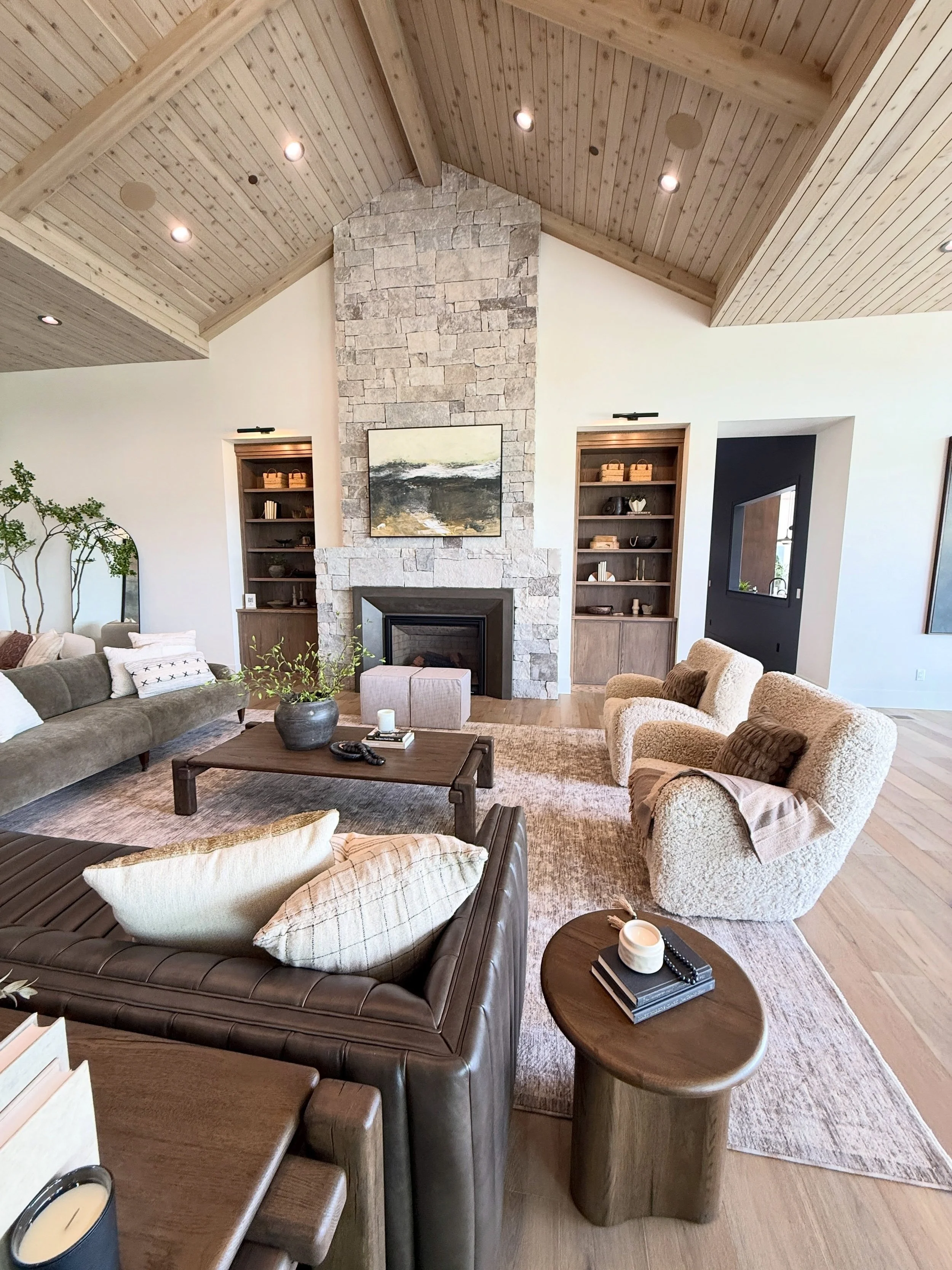 Comment LINK for the selections guide and home tour on this incredible home!

Can you even imagine what it would feel like spending summers here?? The indoor outdoor living is unbelievable and the open spaces make the home feel cozy yet inviting, and