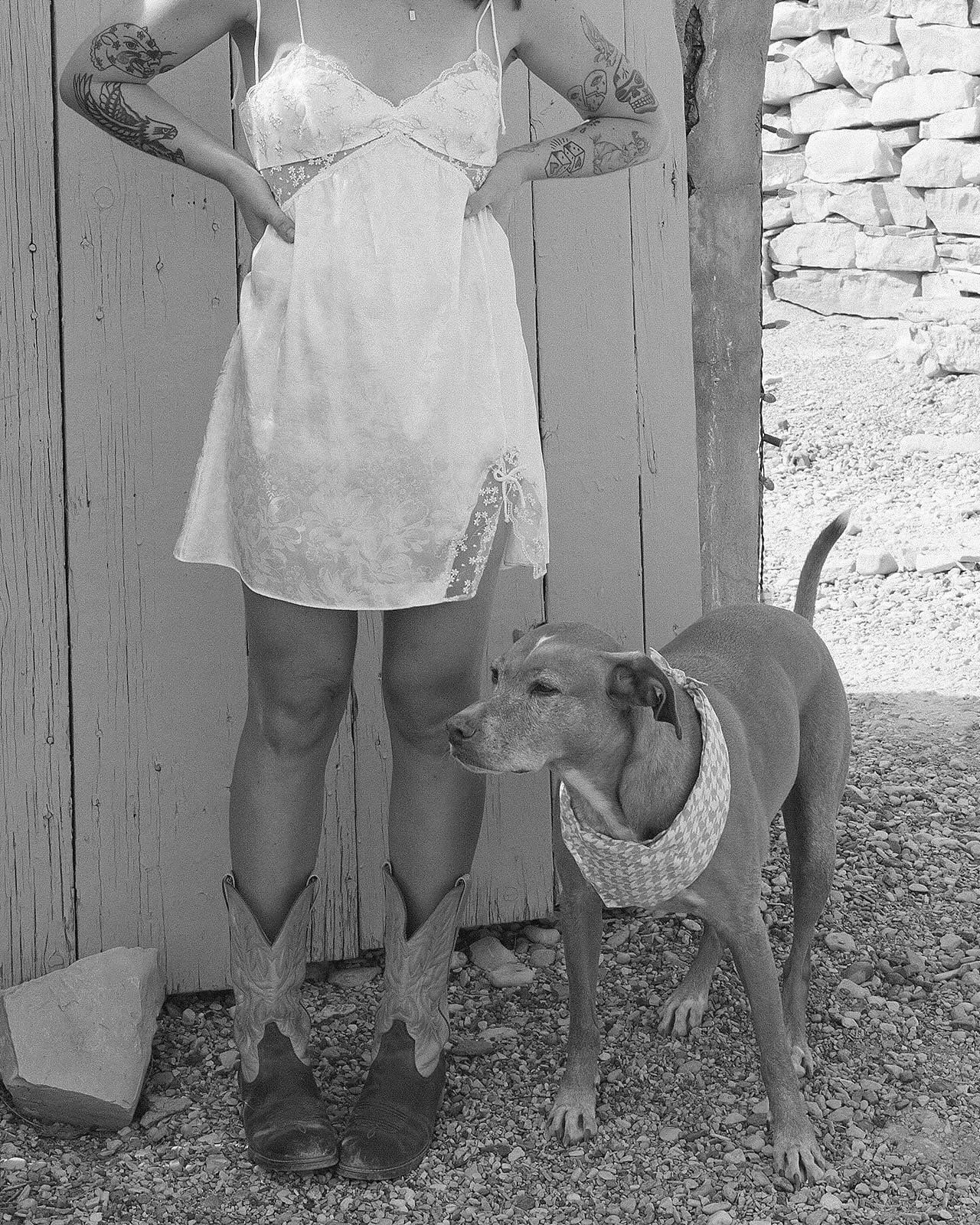 A gal and her best bud 🖤
.
📷 @sam_griggs