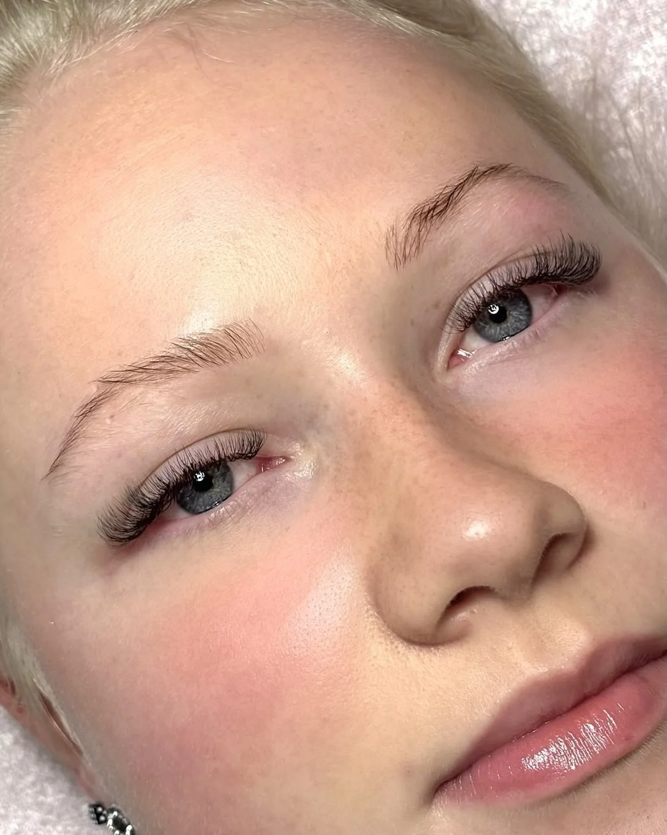 Volyymi ripset D- &amp; CC-kaarevuuksilla sekoitettuna sek&auml; 8-12mm pituuksia k&auml;ytt&auml;en. 🤍

✍🏽 Tekij&auml;: Iida
🖥️ www.mnlush.com
📍 Kuopio

#ripsetkuopio #ripsienpidennyksetkuopio #ripsetjyv&auml;skyl&auml; #ripsienpidennyksetjyv&au