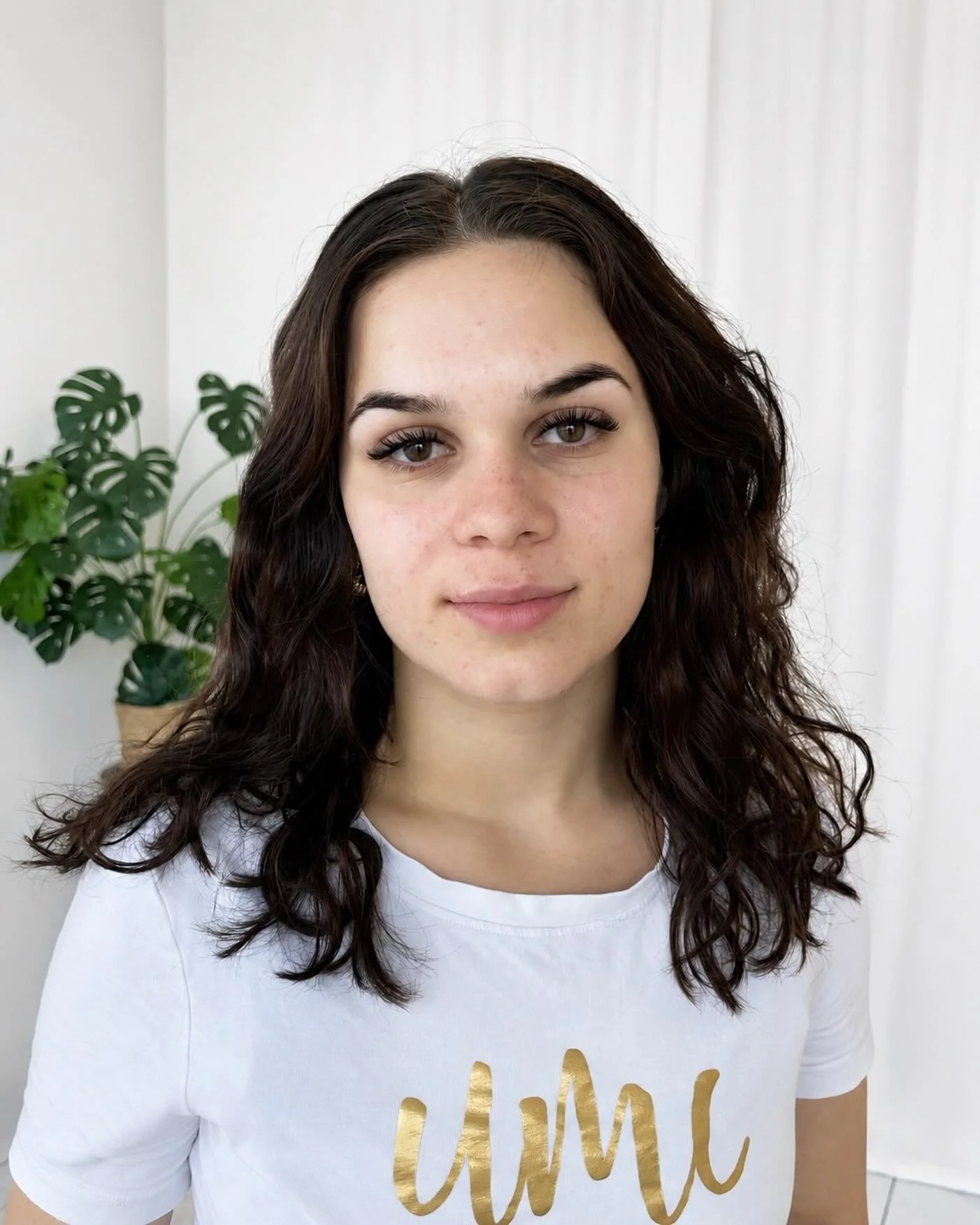 N&auml;ytt&auml;v&auml; Clean Girl Aesthetic 🤍

B-kaari on luonnollinen ja loiva kaarevuus, jolla saadaan luonnollista n&auml;ytt&auml;vyytt&auml; niin kevyemm&auml;st&auml; tuuheampaan lookkiinkin. Kuvan asiakkaalle tehty Wet Lookkina volyymit 6-11