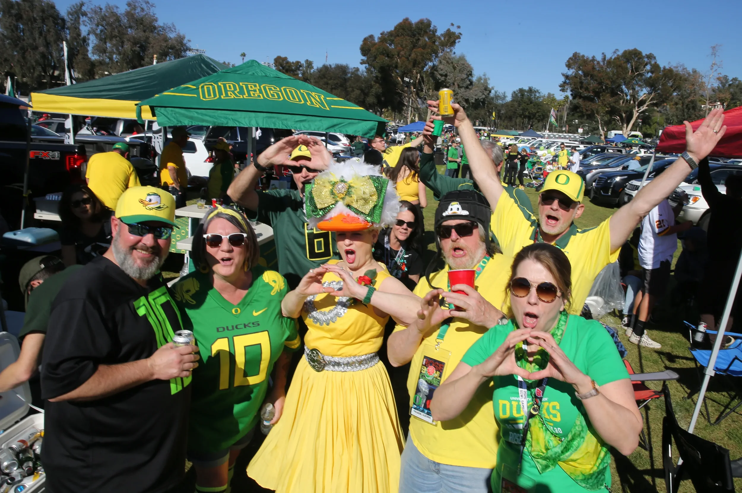 fans tailgate.webp