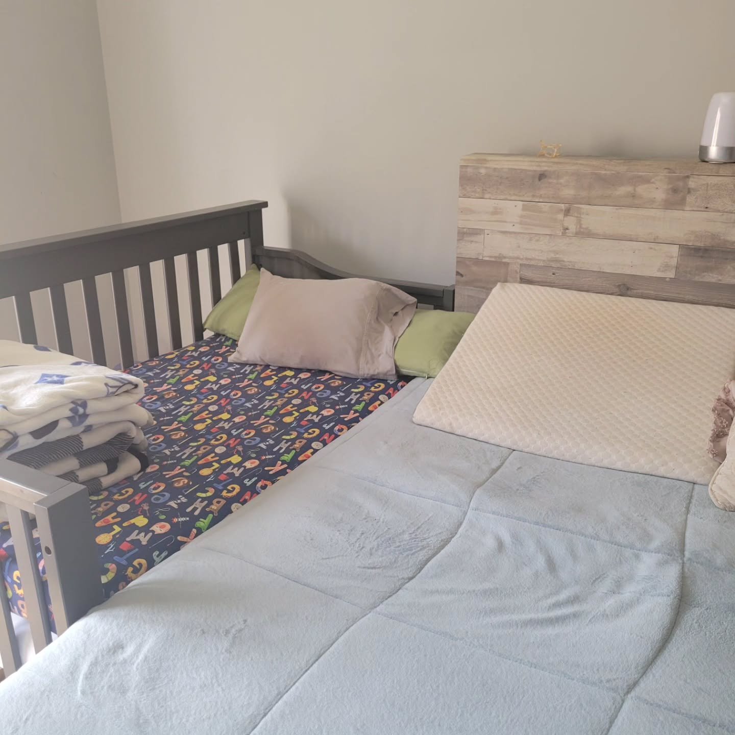 Work smarter, not harder! 💤 One of my clients came up with this genius "bridge" solution for her toddler. 

By adding two mattresses to the crib, she&rsquo;s created a level playing field (literally!) for co-sleeping transitions.

​It keep
