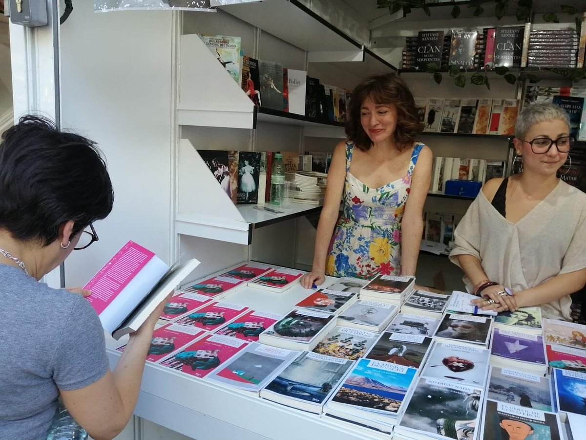 Recuerdo de la #feriadellibrodemadrid 
#todasesaschicasdezapatosrojos ya tiene nuevas lectoras 😍
@maydabustamante 
@_eliagil qu&eacute; f&aacute;cil lo hiciste 💜