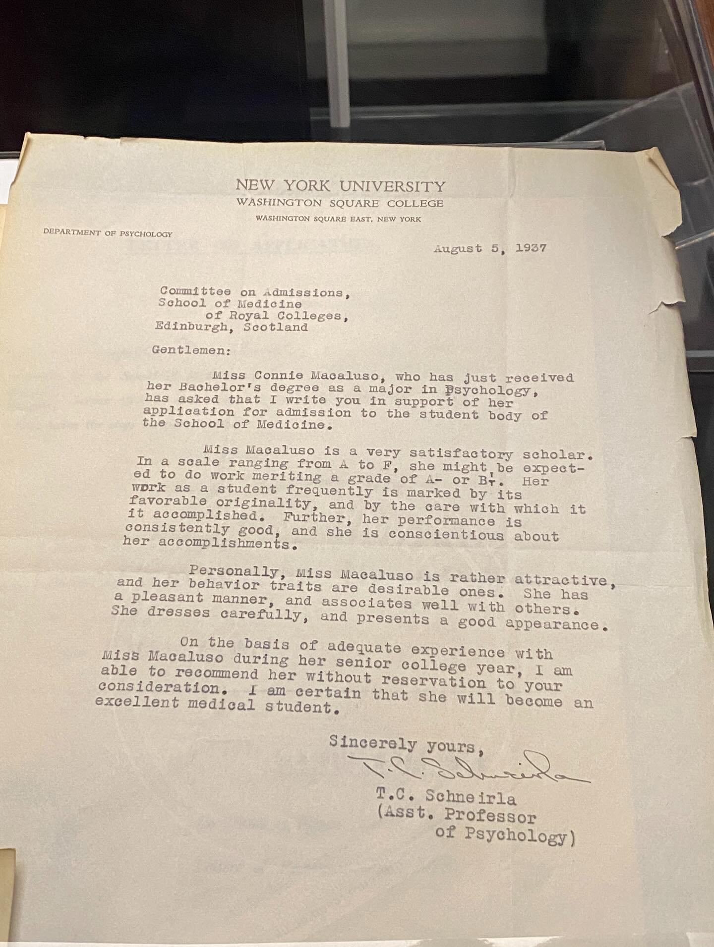 Ten&eacute;is que leer esta carta de recomendaci&oacute;n que me he encontrado en el Surgeons&rsquo; Hall Museum de Edimburgo. El profesor escribe una recomendaci&oacute;n para que acepten a la se&ntilde;orita Macaluso en la facultad de Medicina. Ate