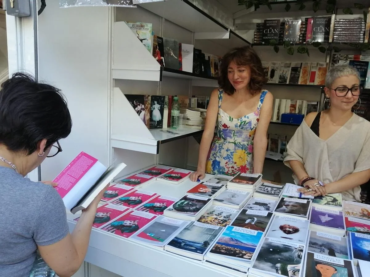 Recuerdo de la #feriadellibrodemadrid 
#todasesaschicasdezapatosrojos ya tiene nuevas lectoras 😍
@maydabustamante 
@_eliagil qu&eacute; f&aacute;cil lo hiciste 💜