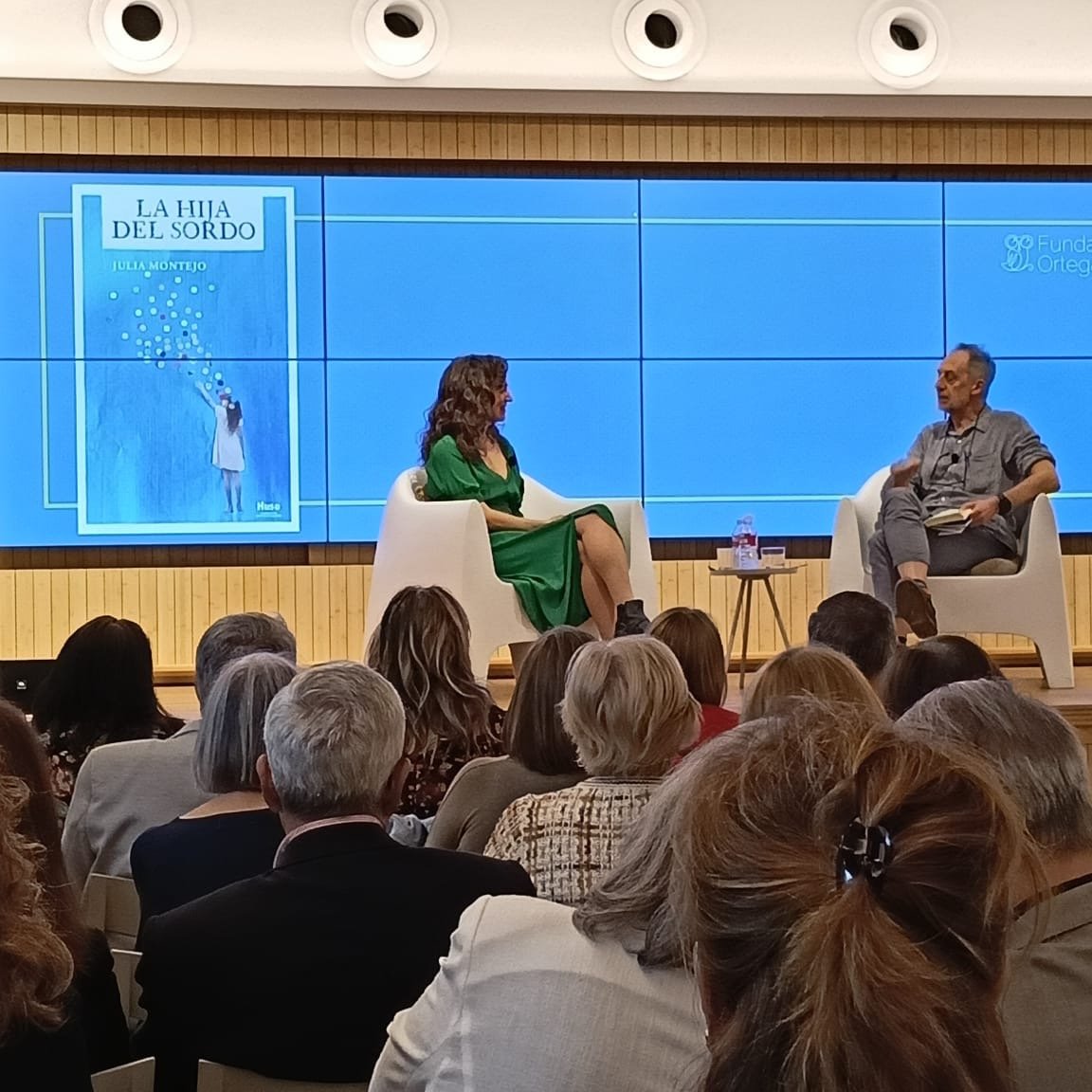 Tarde inolvidable. Gracias a la @comunidadfom por acogernos; a Antonio Orejudo, por dejarse liar; a las personas maravillosas que nos acompa&ntilde;aron por el inter&eacute;s y el cari&ntilde;o que derrocharon; y a mi madre, que pudo viajar para esta