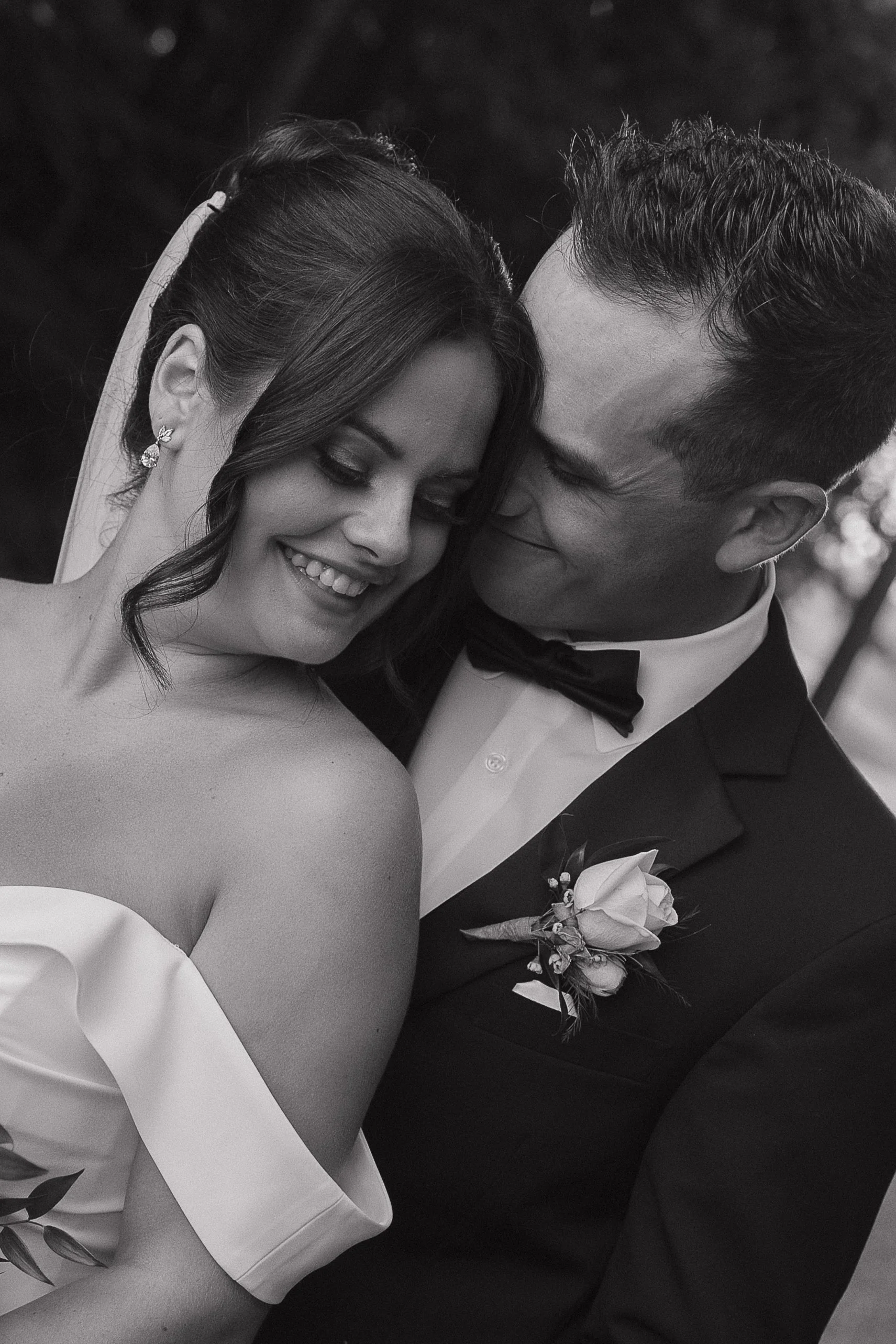 groom kissing the brides forehead, Ontario wedding photography by James and Alyson Photography