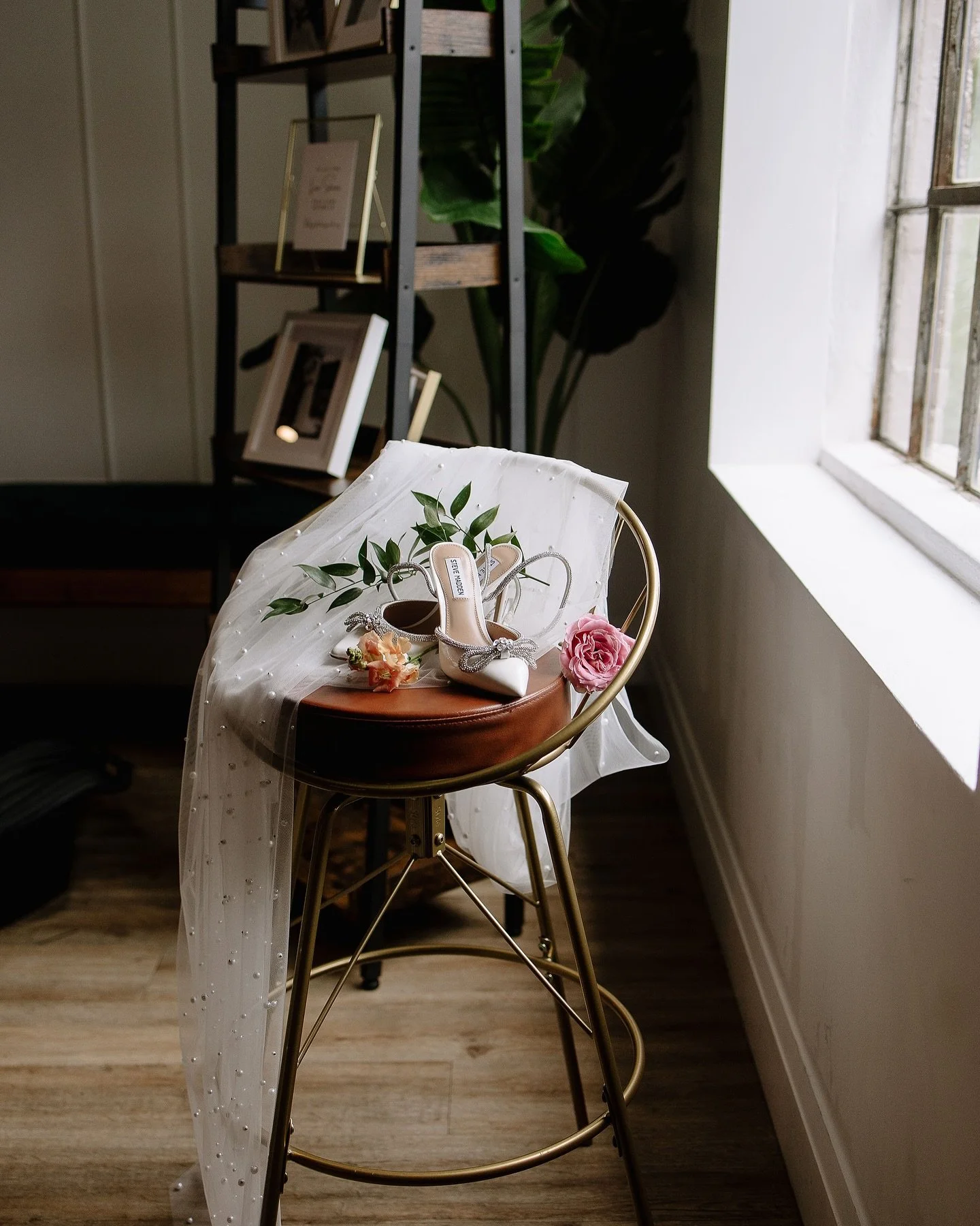 your veil 🤝 detail photos 🤍
using the veil as an underlay adds a sweet little intimate touch to your detail photos while elevating them at the same time! 

extra little flower pieces from the lovely @bywildwood