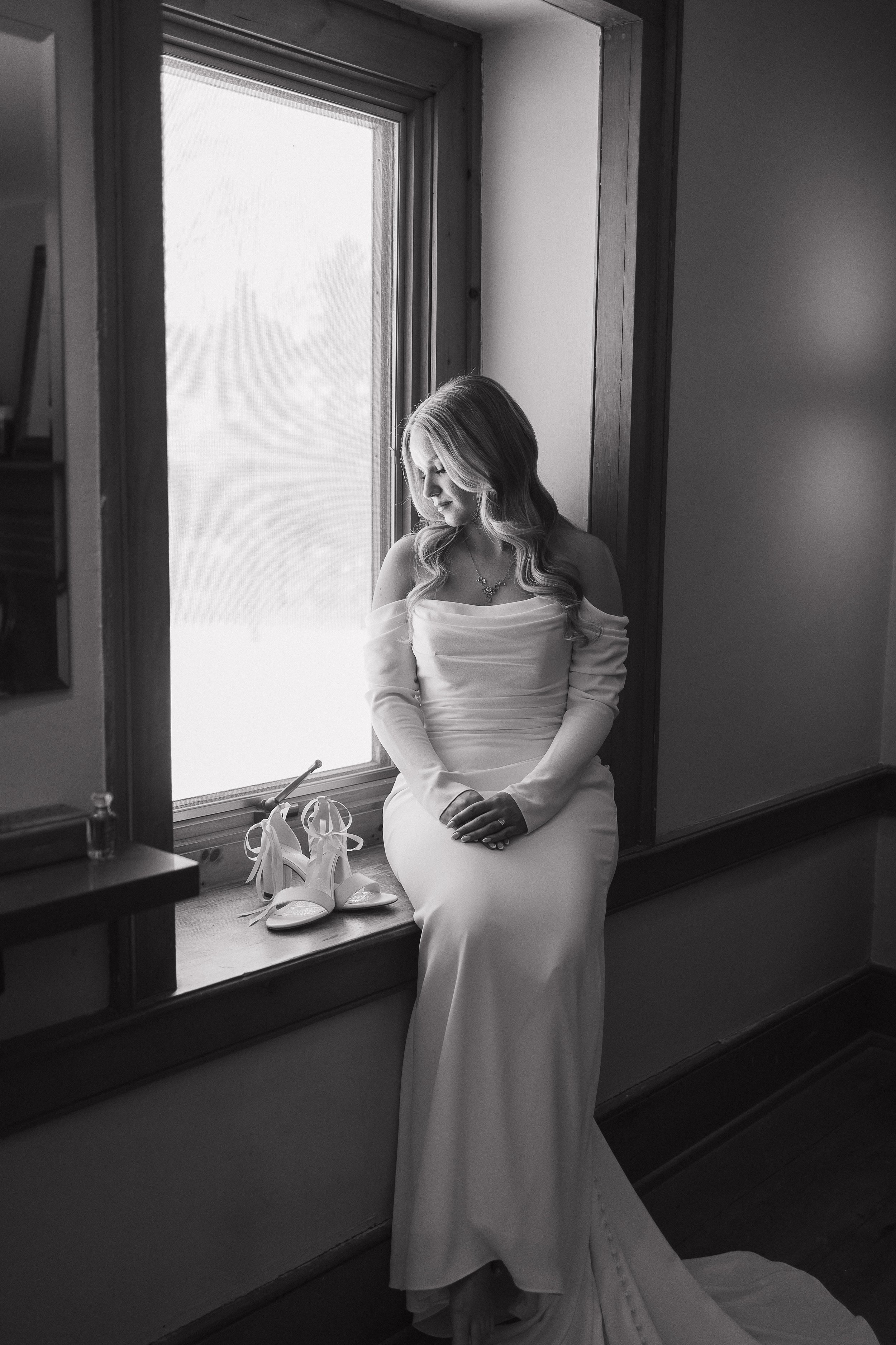 Bride getting ready at Roseville Estate wedding venue in Ontario, photographed by James and Alyson Photo