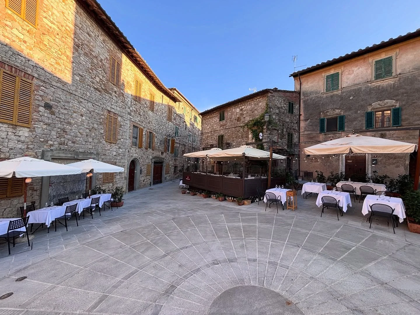 Osteria Alla Villa

#osteriaallavilla  #chianti  #ditunto  #castelnuovoberardenga  #siena🇮🇹 #toscana #tuscany #ristorante #cena #mixology #visititaly #enoteca_wine #madeinitaly #europe #usa #viniditalia #supertuscan #brunellodimontalcino #bolgheri 