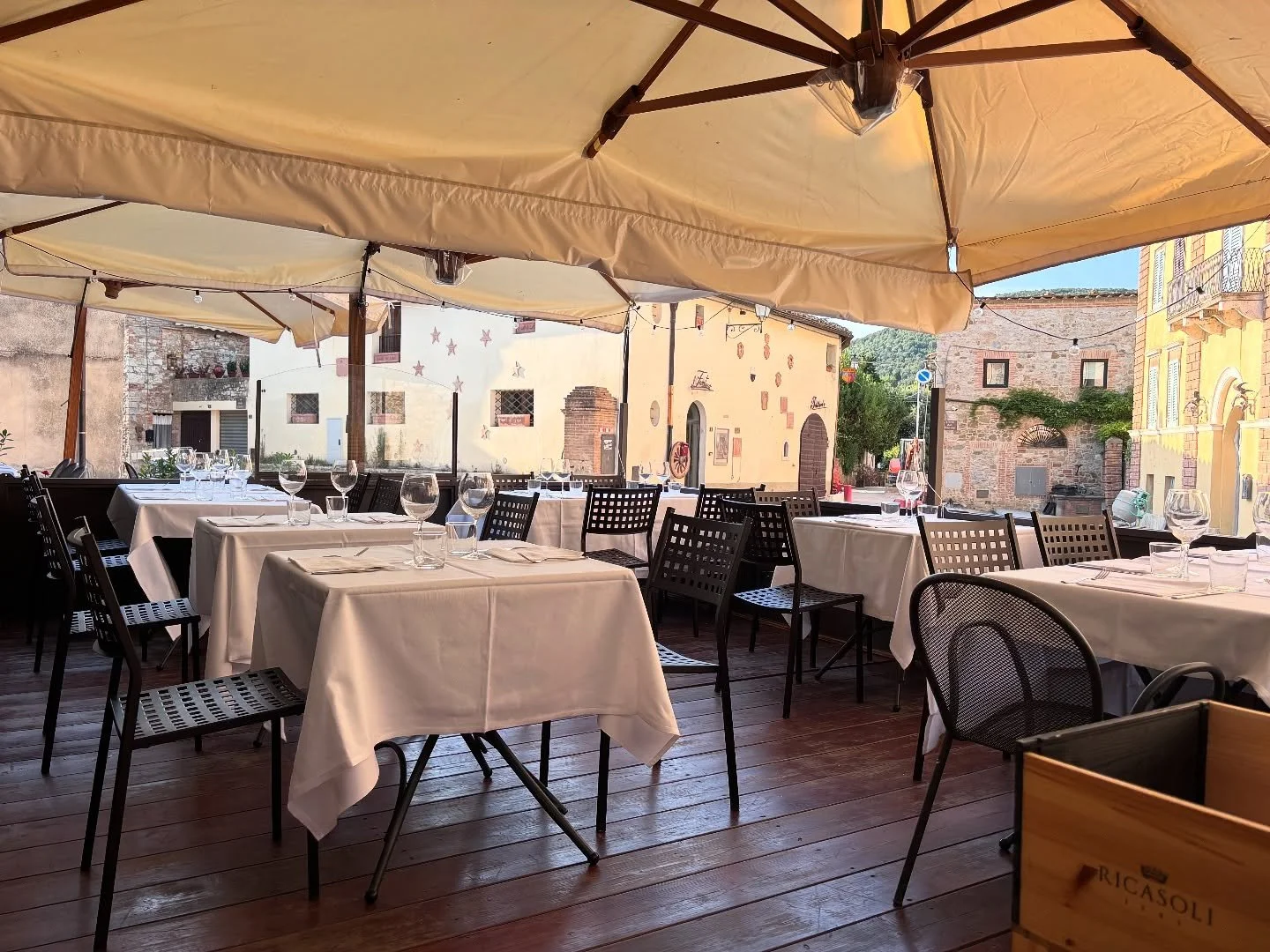 Osteria alla Villa
Solito vecchio posto nella nuovissima piazza, bellissima Piazza del Popolo.

#osteriaallavilla 
#ristorazione #ristorante  #dinner #romanticdinner #spaghetti #italia #toscany #viniitaliani #foodie #siena #chianti  #tiramis&ugrave; 