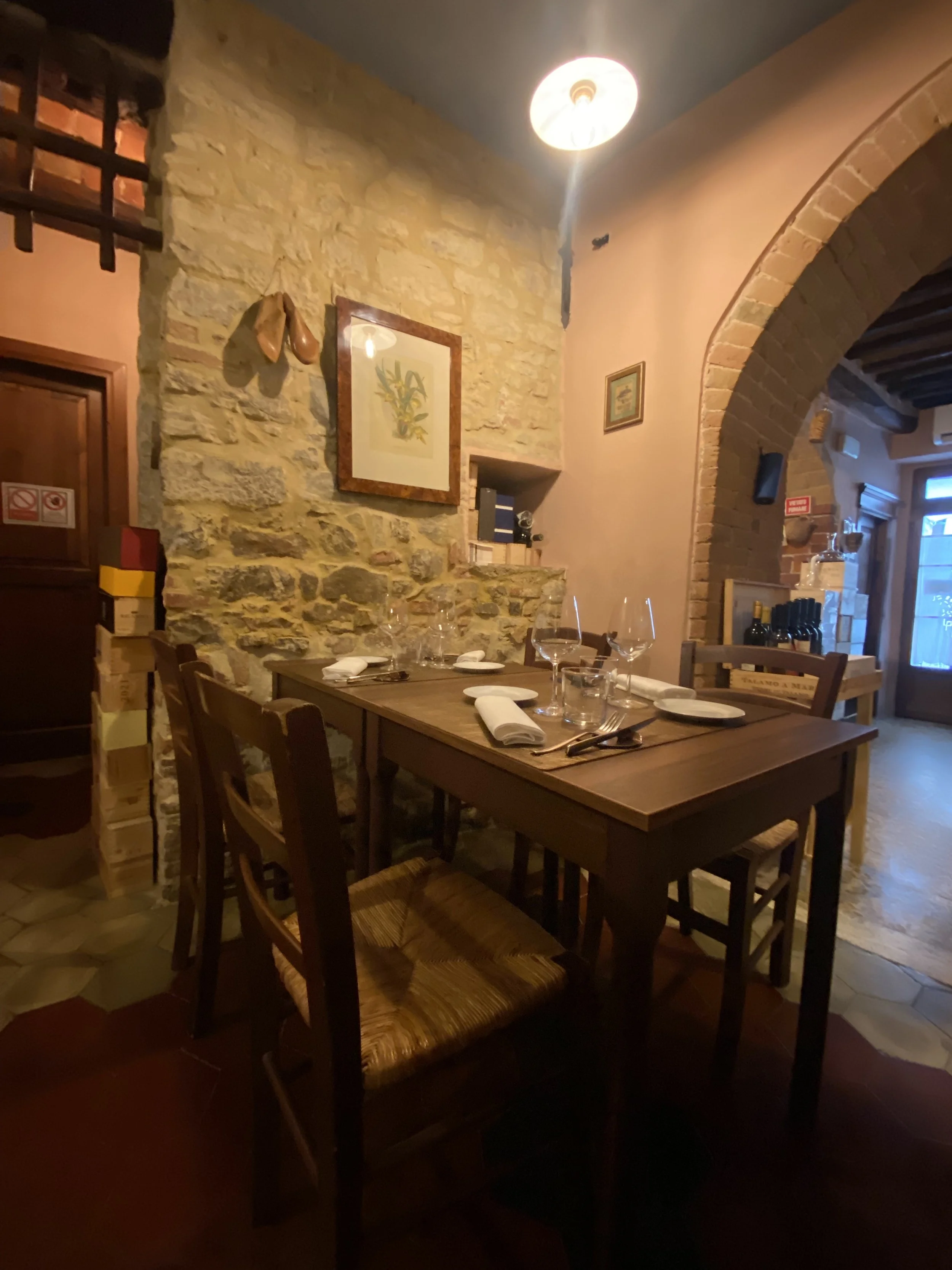A cozy restaurant in Tuscany, Siena Countryside, that offers authentic menu and extensive wine list, located in Villa A Sesta, Castelnuovo Berardenga.