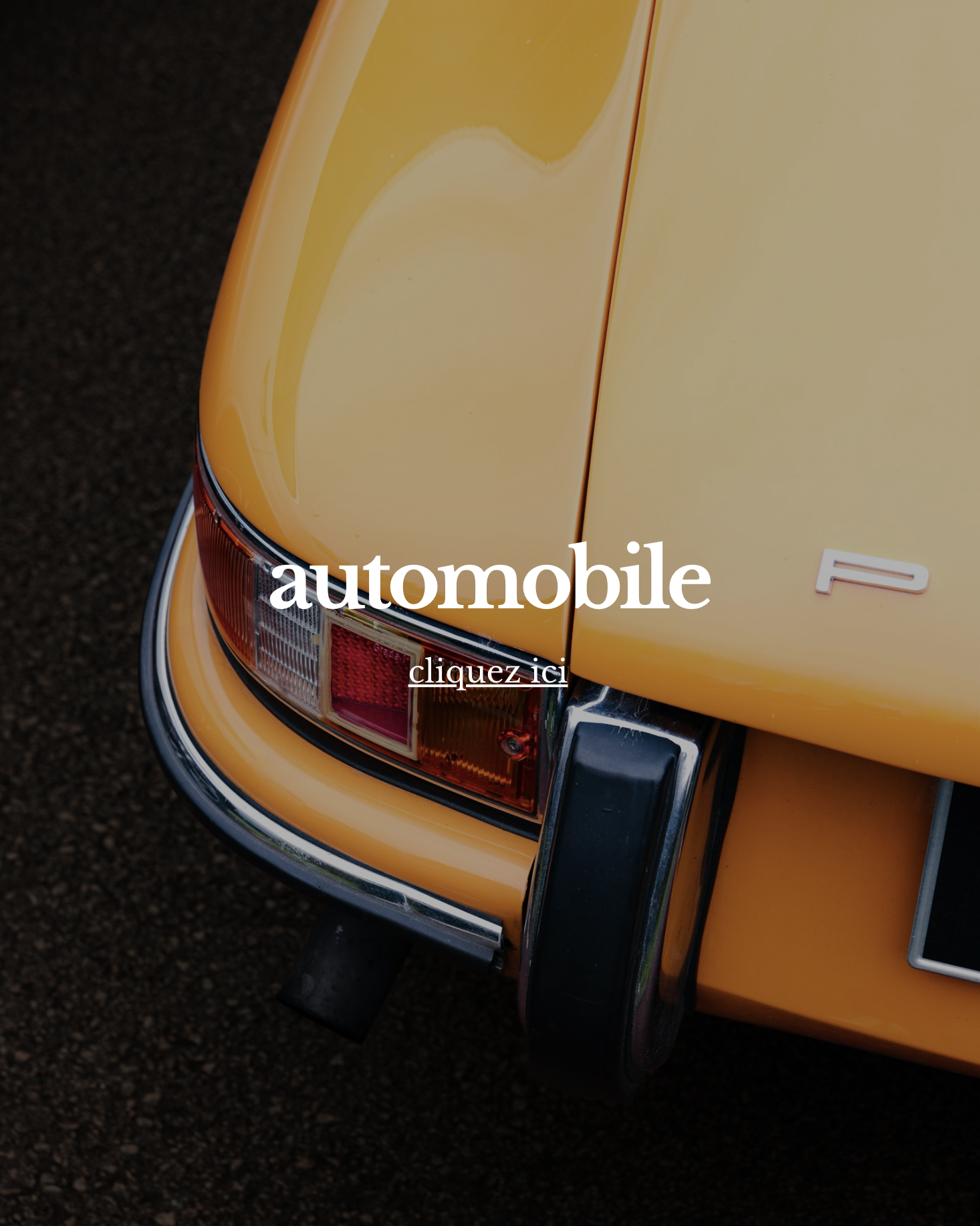 Une voiture jaune vue de l'arrière, avec un phare rouge et orange et un pare-chocs chromé.