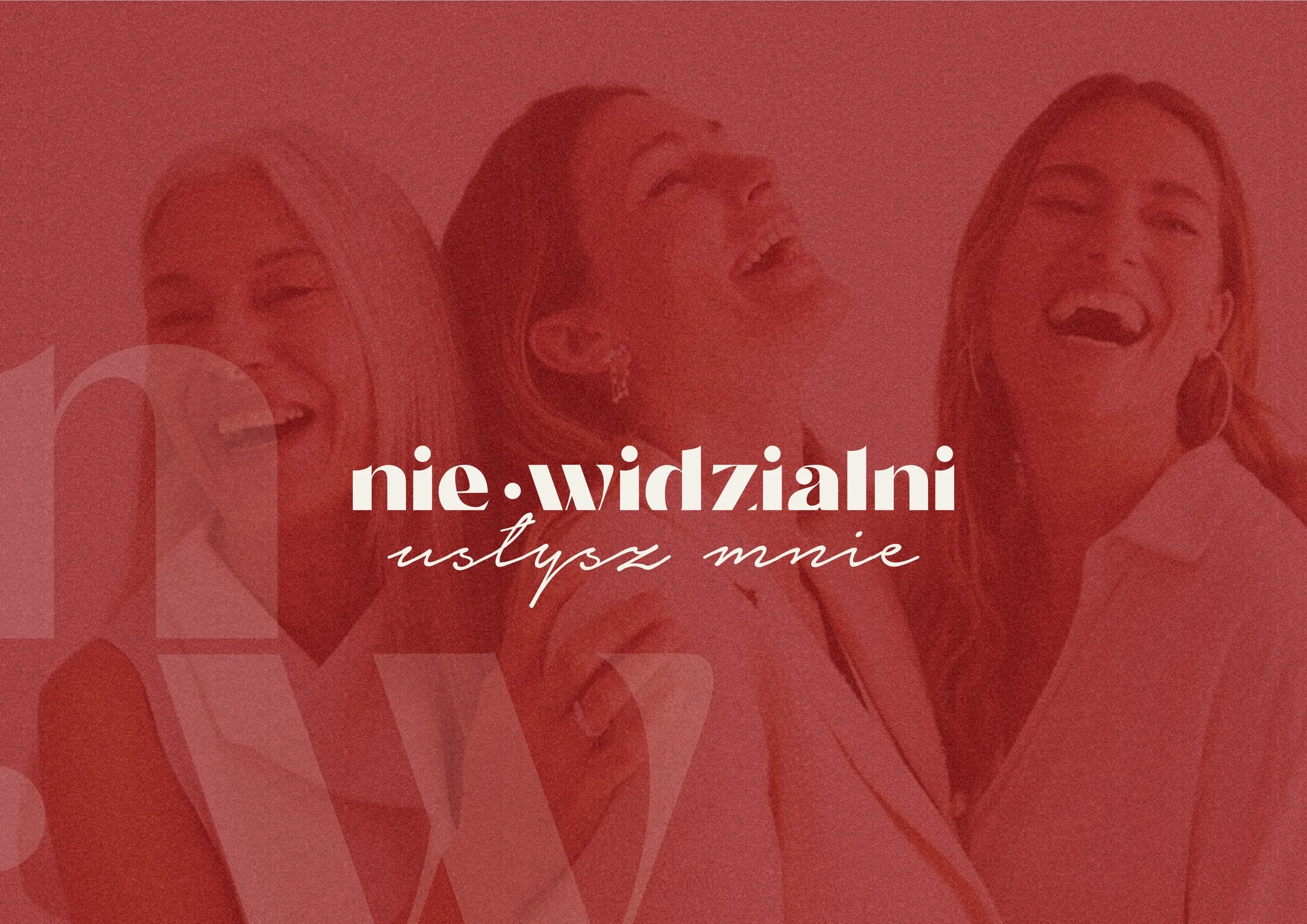 Logo Fundacji Niewidzialni – Usłysz mnie na tle trzech kobiet, kampania wspierająca kobiety doświadczające samotności i poczucia niewidzialności