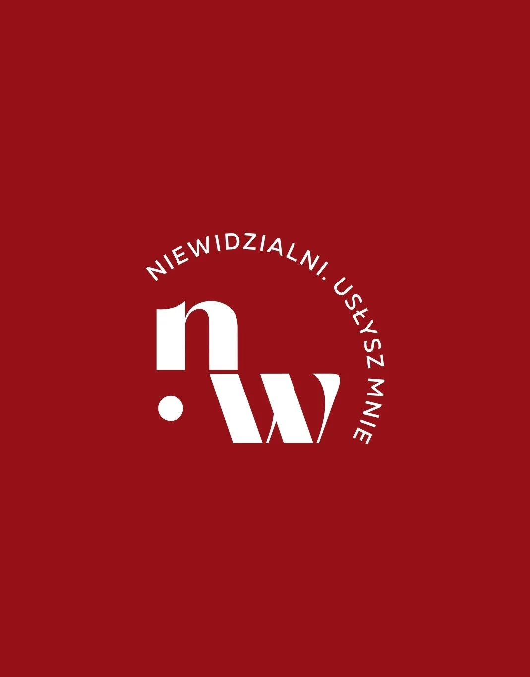 Logo Fundacji Niewidzialni – Usłysz mnie na czerwonym tle, oficjalny znak kampanii społecznej przeciw samotności i wykluczeniu emocjonalnemu
