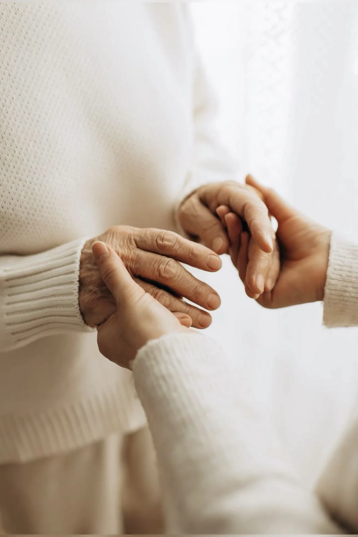 Dłonie seniorów symbolizujące bliskość i wsparcie – działania Fundacji Niewidzialni Usłysz mnie na rzecz osób starszych dotkniętych samotnością