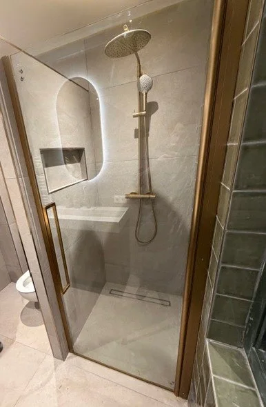 Foto van een badkamer met verlichting