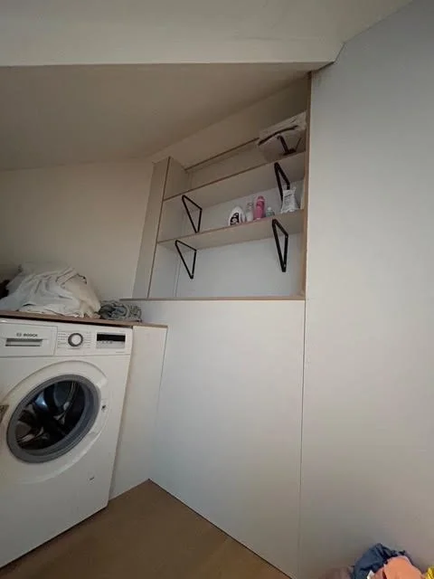 Foto van 2 planken onder een trap