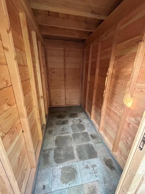 Een foto van de binnenkant van een tuinhuisje