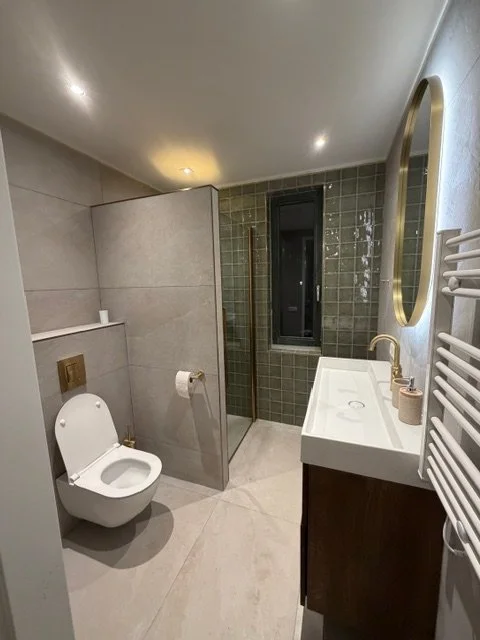 Foto van een badkamer met verlichting