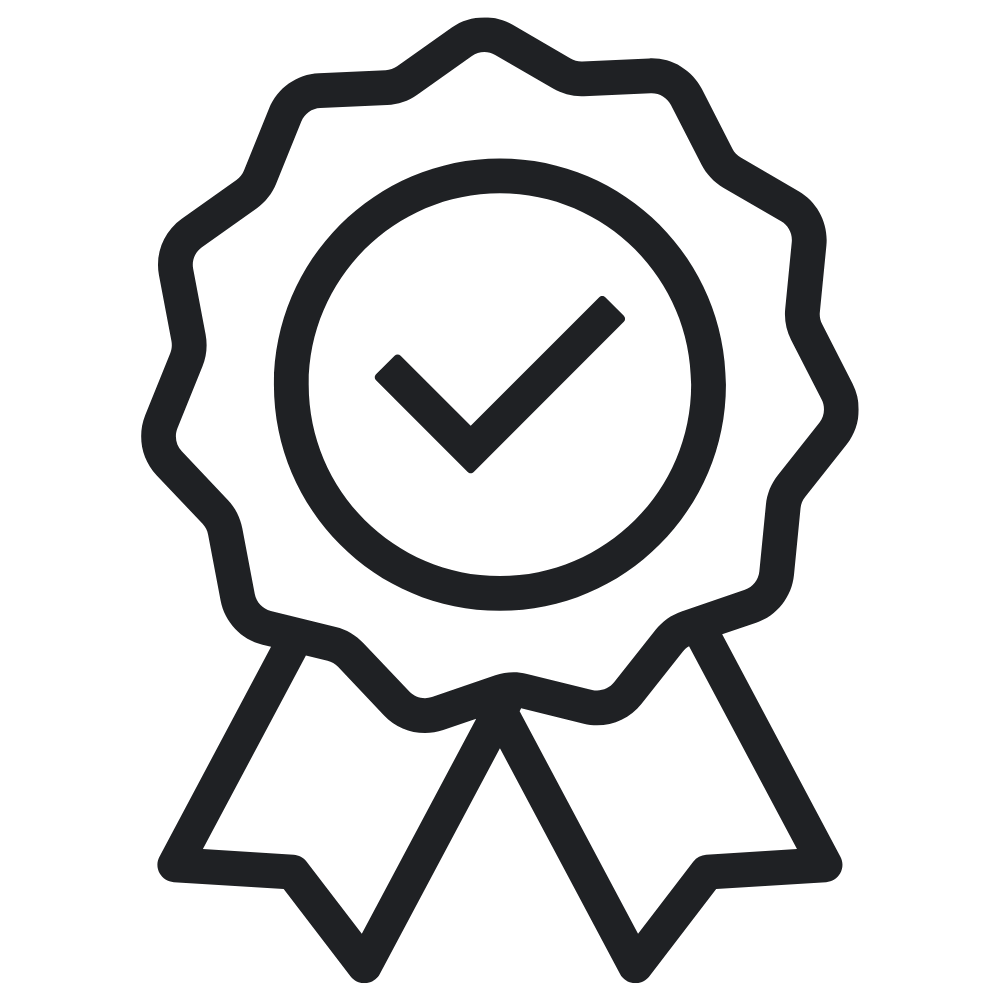 Een certificaat of medaille met een vinkje, symboliseert goedkeuring of kwaliteit.