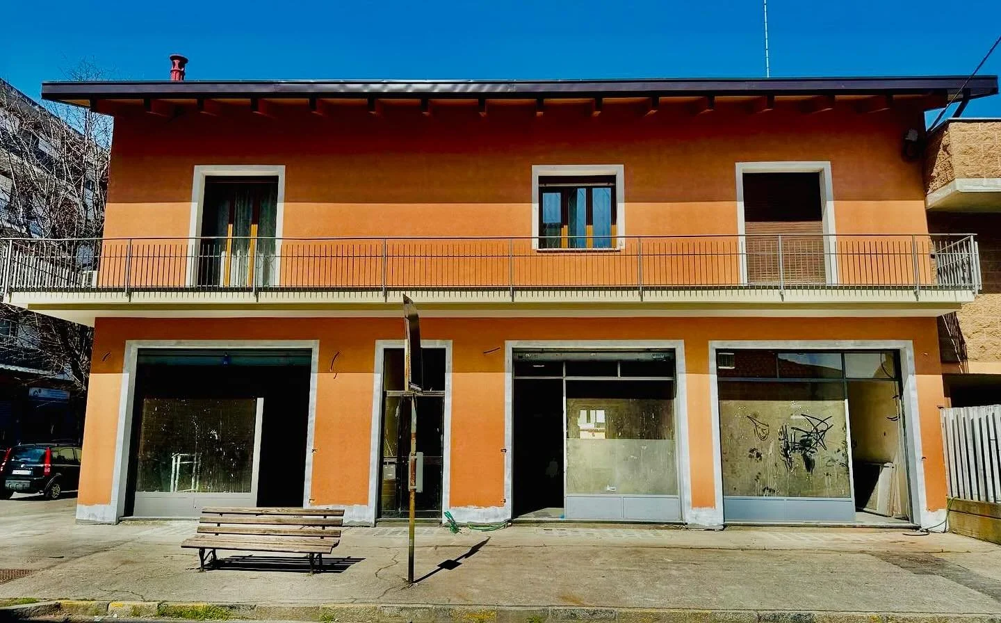 ✨ Una facciata dal carattere caldo e accogliente
L&rsquo;edificio presenta un elegante intonaco aranciato, arricchito da cornici chiare che mettono in risalto porte e finestre con un contrasto raffinato. Il balcone lineare estende l&rsquo;orizzontali