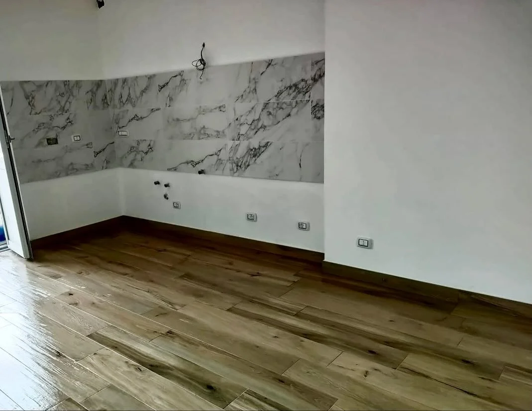 Trasformazione totale di ambienti! 💪✨
Dalle superfici grezze al risultato finale curato nei minimi dettagli: pavimenti eleganti effetto legno, pareti con rivestimenti moderni e raffinati in gres porcellanato e finiture impeccabili per valorizzare og