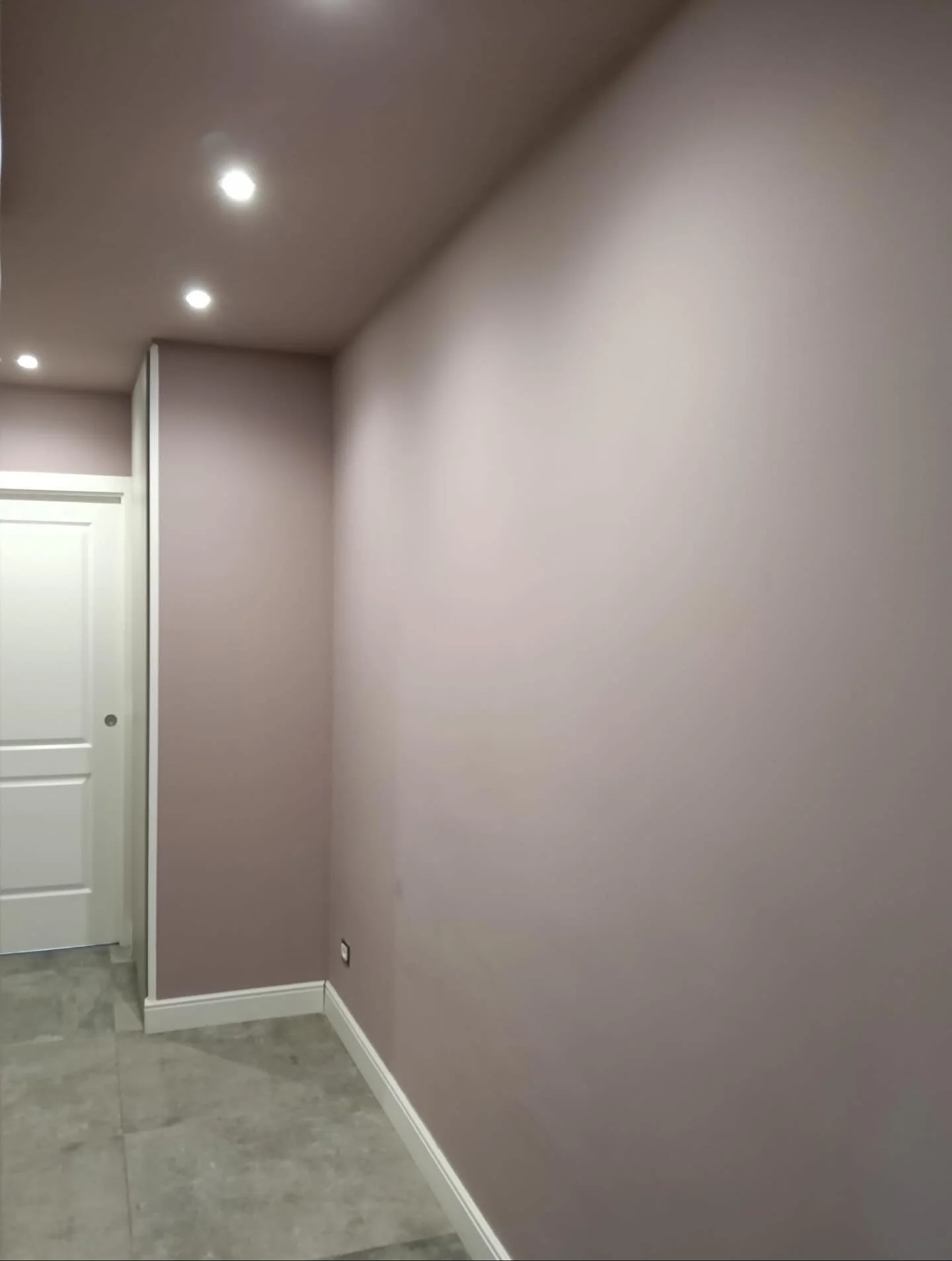 Eleganza, armonia e stile in ogni dettaglio 🎨✨
Un corridoio completamente rinnovato con tonalit&agrave; delicate e contemporanee che donano calore e personalit&agrave; agli ambienti. Le pareti color tortora rosato si abbinano perfettamente alle port