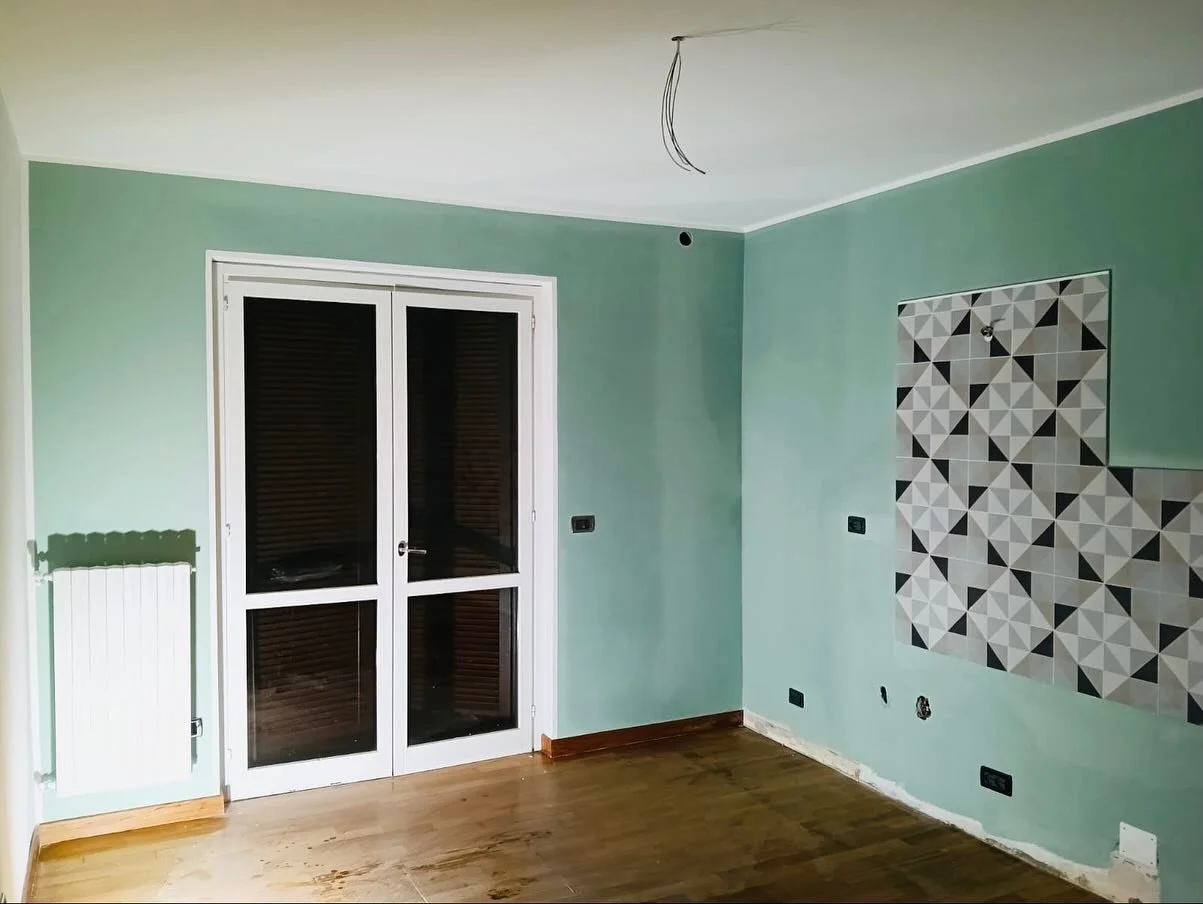 Un ambiente completamente rinnovato con una finitura moderna, pulita e luminosa.
La scelta di questo verde dona freschezza e profondit&agrave; alla stanza, mentre la parete decorativa aggiunge un tocco di design unico e personale.

Ogni passaggio &eg