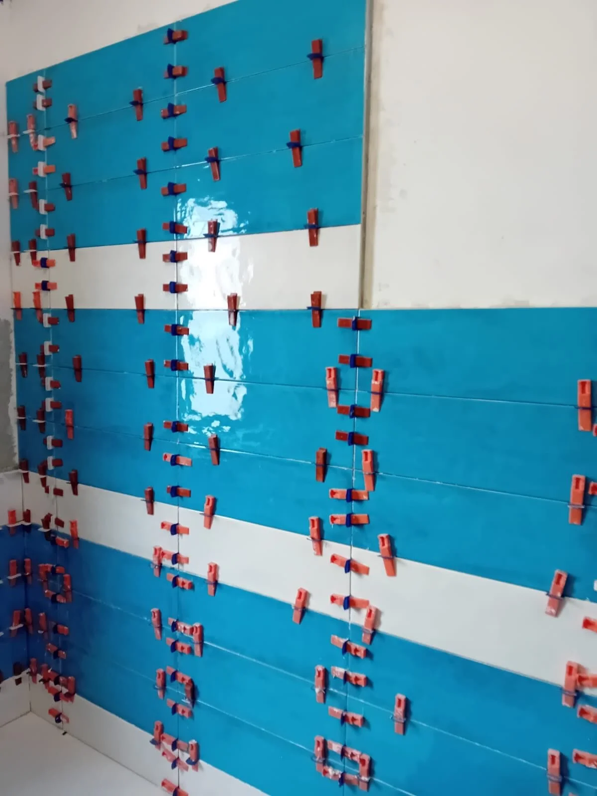 Da questo bagno abbiamo curato ogni dettaglio: dalla posa delle piastrelle con sistema di livellamento professionale, fino alla rifinitura finale.
Niente &egrave; lasciato al caso: allineamento perfetto, fughe precise e un risultato pulito e moderno.