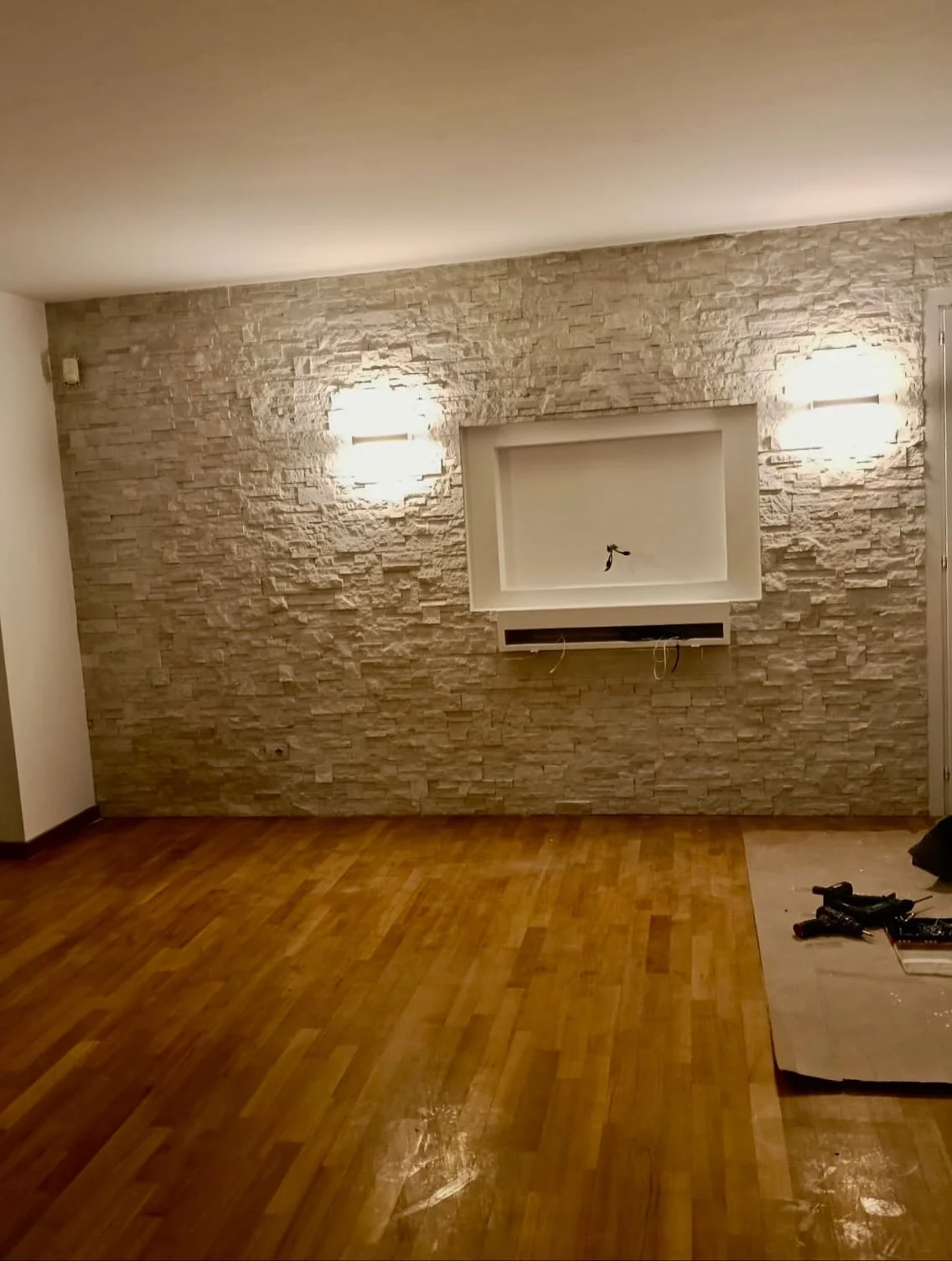Rendere un ambiente moderno e ricercato parte dai dettagli.
In questo intervento abbiamo trasformato una parete semplice in un punto focale grazie al rivestimento in pietra decorativa, capace di dare profondit&agrave;, stile e carattere alla stanza.
