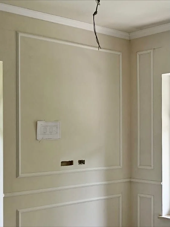 Cornici decorative realizzate con linee pulite e proporzioni eleganti, ideali per trasformare qualsiasi ambiente in uno spazio raffinato e moderno.✨
Un lavoro curato nei dettagli, pensato per dare carattere alle pareti e valorizzare ogni stanza con u