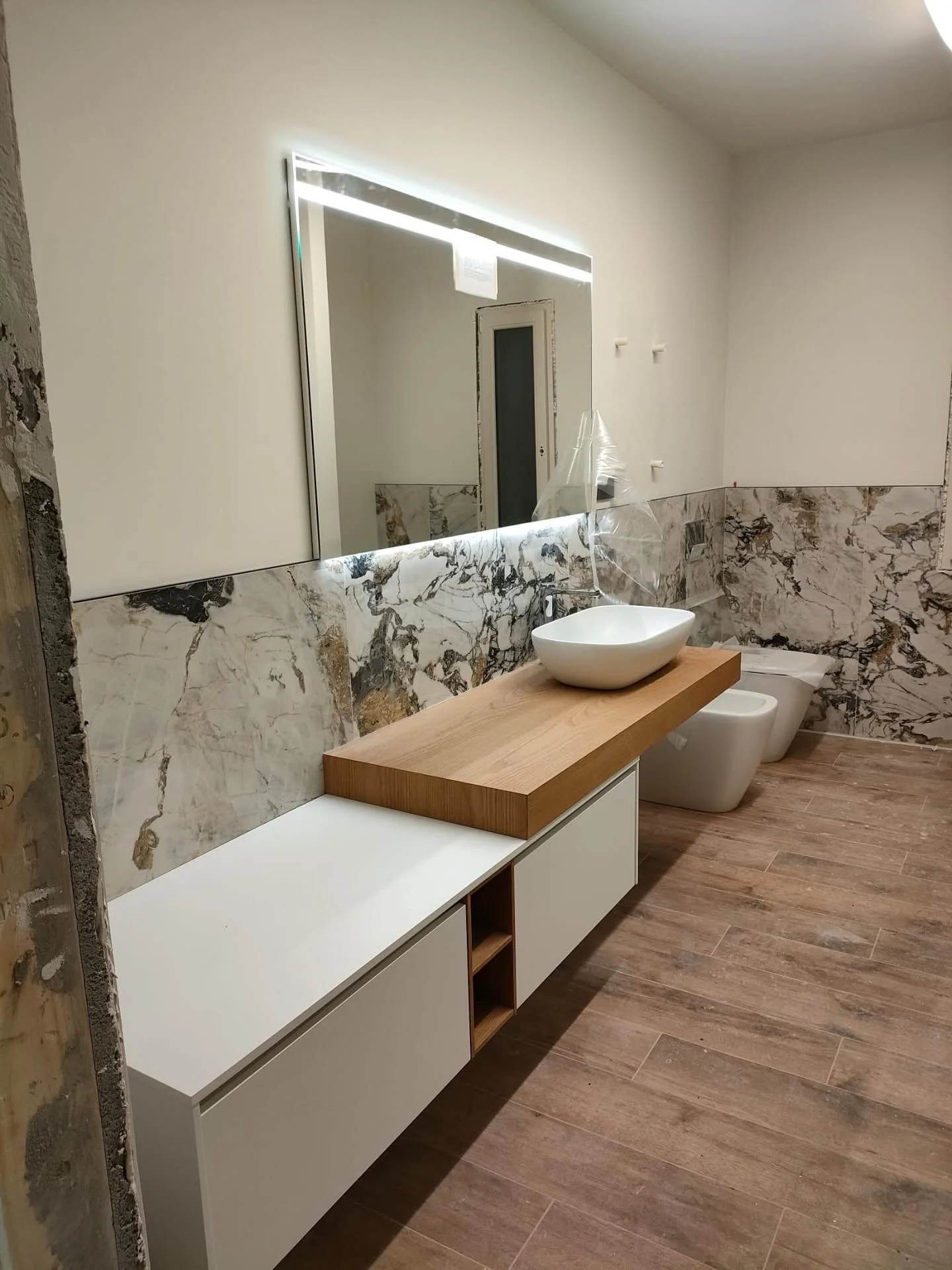 ✨ Un bagno che unisce design, eleganza e funzionalit&agrave;.
In questo ambiente abbiamo realizzato un mix perfetto tra materiali naturali e stile moderno: il top in legno crea un contrasto caldo e raffinato con la base sospesa laccata, mentre il riv