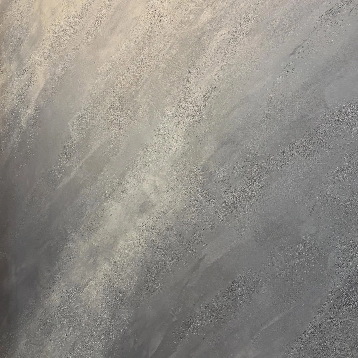 ✨ Eleganza moderna e stile materico
Questa parete effetto pietra, con sfumature grigio-perla e texture morbida ma decisa, dona all&rsquo;ambiente un look contemporaneo e raffinato. Perfetta per bagni, docce, living e spazi commerciali, trasforma ogni
