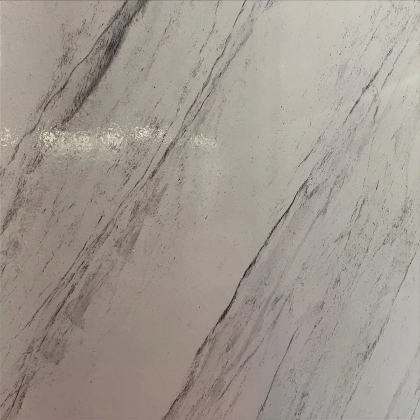 ✨ Eleganza senza tempo, effetto marmo che fa la differenza.
Queste pareti donano un tocco di lusso immediato grazie alle loro venature morbide e naturali, ispirate ai marmi pi&ugrave; pregiati. Una finitura luminosa, pulita e raffinata, ideale per va