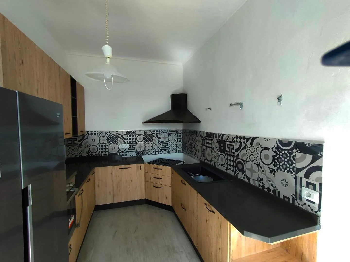 ✨ Restyling cucina completato con finiture moderne ed eleganti!
In questo intervento abbiamo valorizzato l&rsquo;ambiente con un mix perfetto tra legno naturale, piano lavoro scuro e un&rsquo;alzata decorativa effetto cementine, capace di dare caratt