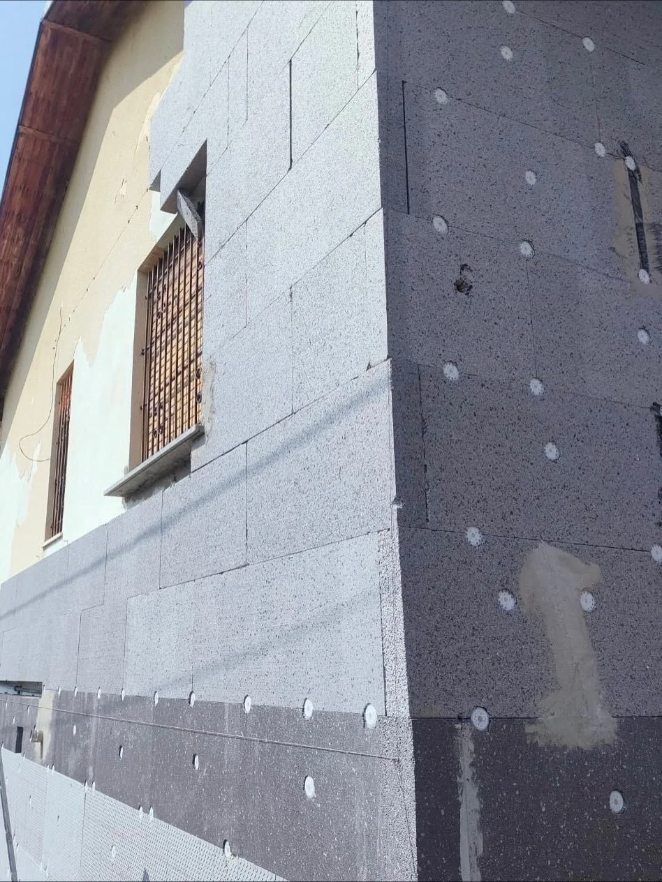 🔨 Cappotto termico in lavorazione
Durante il lavoro curiamo ogni dettaglio: dalla preparazione delle superfici all&rsquo;applicazione dei pannelli isolanti, garantendo precisione, ordine e materiali certificati. Un intervento professionale che migli