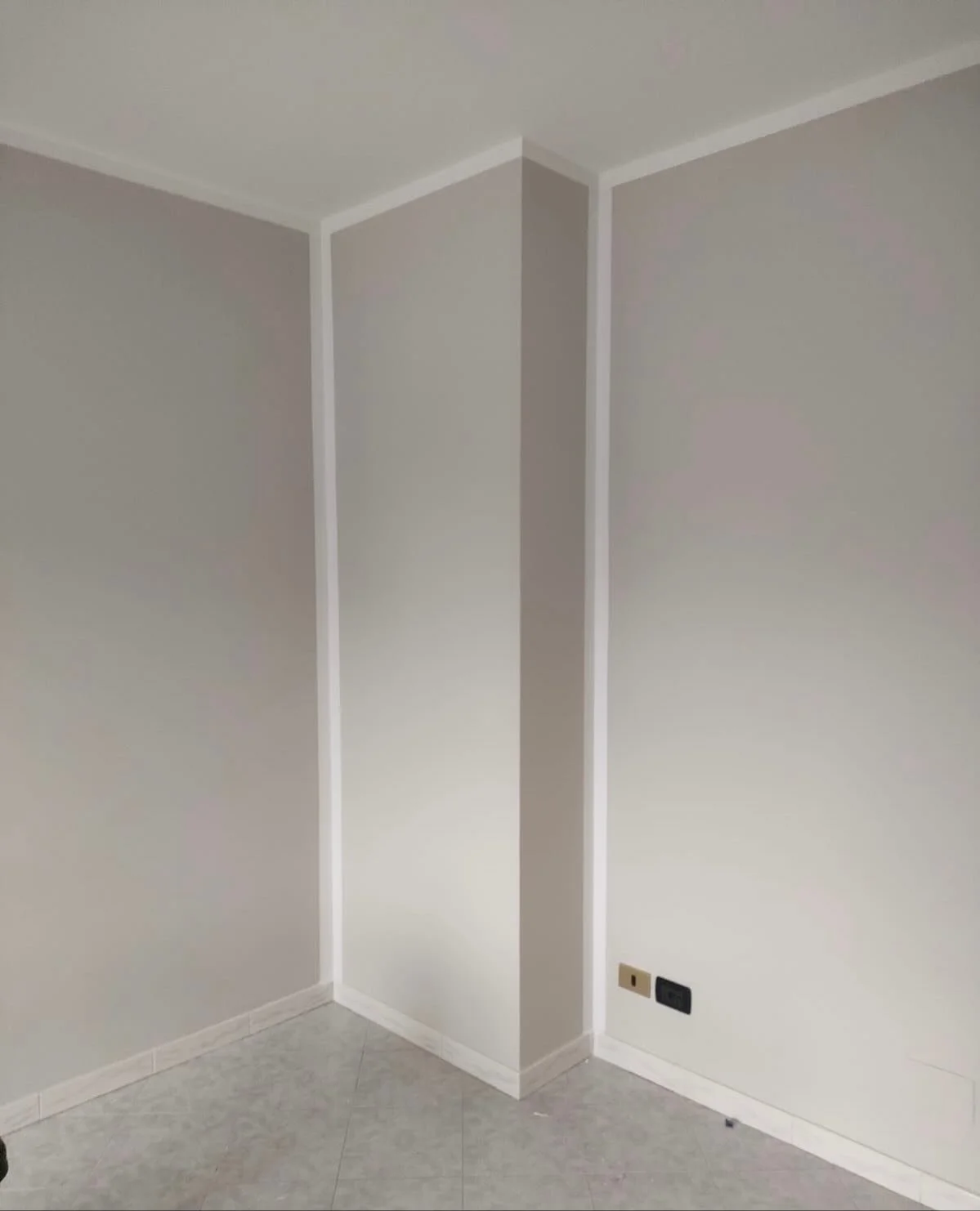 ✨ Eleganza senza tempo in stile classico
Questa parete in stile classico grigio chiaro dona all&rsquo;ambiente un&rsquo;atmosfera raffinata e luminosa, grazie alle sue linee pulite e ai dettagli curati con precisione artigianale. Il tono neutro ma so