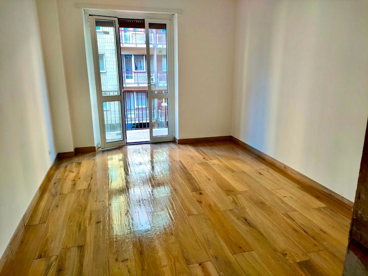 Ambiente luminoso e finemente ristrutturato, valorizzato da un elegante parquet 🪵 che dona calore, prestigio e un&rsquo;atmosfera accogliente alla stanza ✨. Le ampie porte-finestre garantiscono un&rsquo;ottima illuminazione naturale 🌞 e si affaccia