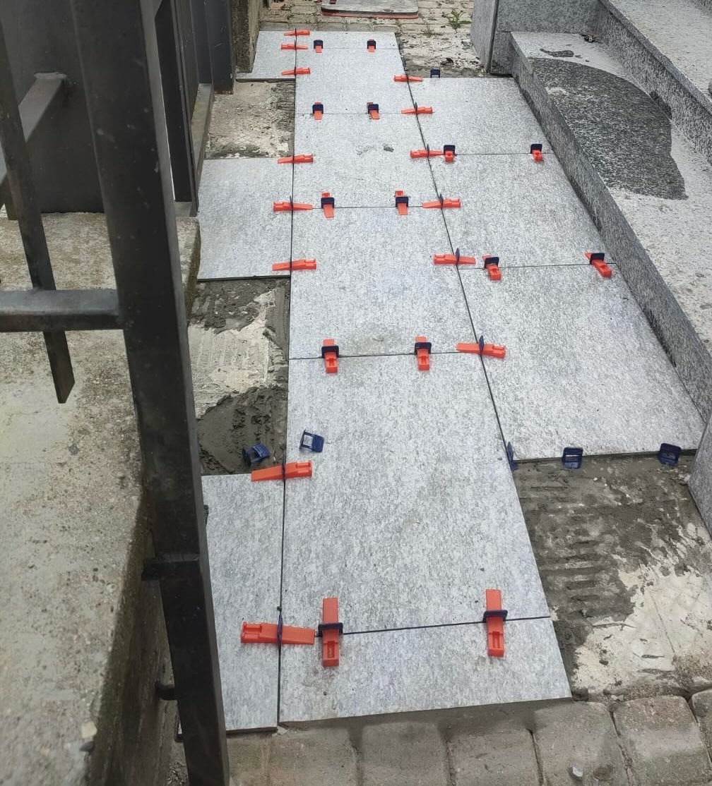 ✨Dettagli che fanno la differenza: Eleganza e Durabilit&agrave; per i tuoi Esterni

Specialisti nella posa di rivestimenti e pavimenti in pietra naturale grigia. Ogni progetto &egrave; eseguito con la massima precisione, utilizzando strumenti profess