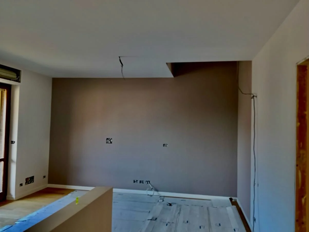 Ecco alcune immagini che mostrano il potenziale della tua casa! Ogni angolo &egrave; un&rsquo;opportunit&agrave; per trasformare lo spazio in un ambiente accogliente e moderno. I toni eleganti delle pareti, combinati con il calore del pavimento in le