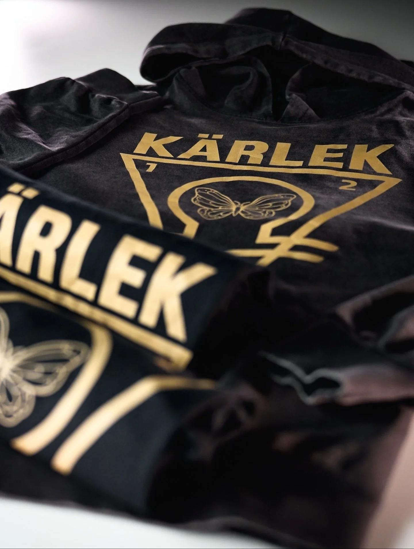 Vi tackar &ouml;dmjukast f&ouml;r de coola bilderna fr&aring;n @frames.x.fred som ocks&aring; b&auml;r dessa sk&ouml;na kl&auml;der. 🙏🏻

#oversize&auml;rlivet